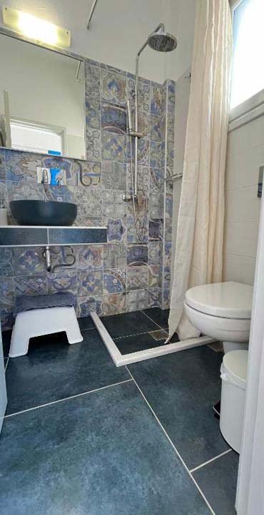 Modern bathroom at Meropi rooms in Sifnos